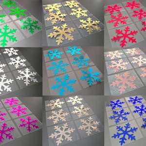 Peut inclure: Neuf feuilles d'autocollants flocons de neige de différentes couleurs, dont vert, or, rouge, blanc, bleu, rose et beige. Chaque feuille contient neuf autocollants flocons de neige, parfaits pour les décorations de fêtes ou les travaux manuels.