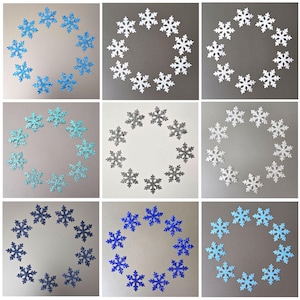 Peut inclure: Diverses décorations de flocons de neige dans des tons de bleu, blanc et argent. Chaque flocon de neige est disposé en cercle. Les ornements scintillants conviennent aux décorations de vacances d'hiver.