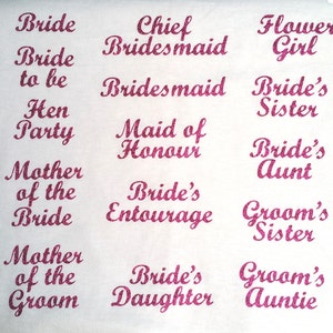 Könnte beinhalten: Rosa glitzernde Bügelbilder mit verschiedenen Hochzeits-Party-Titeln, darunter Braut, Brautjungfer, Trauzeugin, Mutter der Braut und Schwester des Bräutigams.