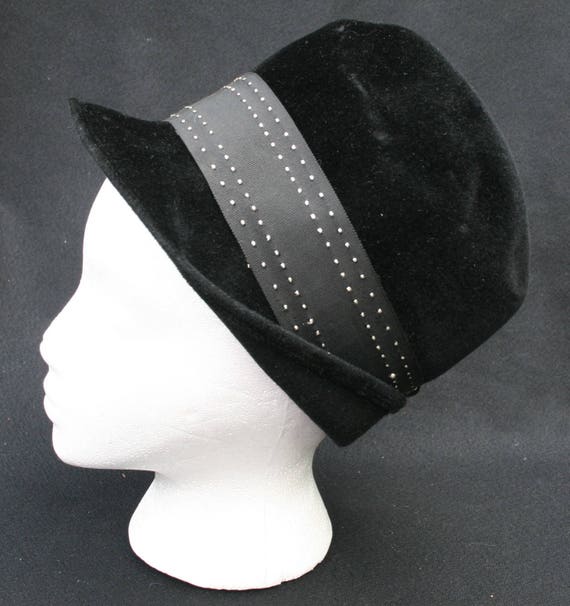 Vtg Womens Black Velvet Hat Cloche No Box Wide Ri… - image 1