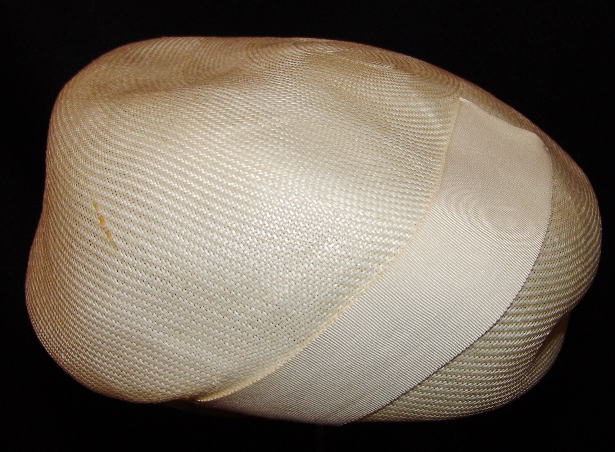 Herbert Bernard New York Womens Vtg Pillbox Hat 22 1/2 White Ribbed Texture Pill Box