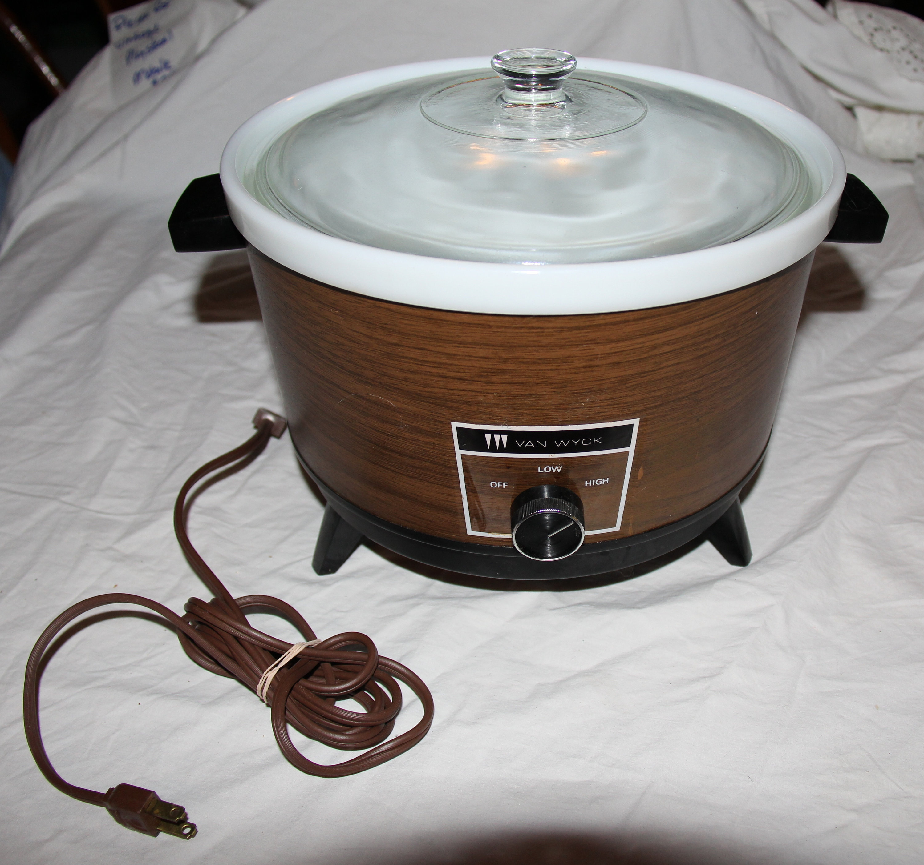 These magical vintage Crock-Pot Slow Cookers from the 70s & 80s changed the  game for working moms - Click Americana