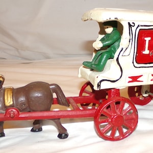 Vtg Gusseisen Pferd gezeichneter Eiswagenwagen mit Fahrer Spielzeug