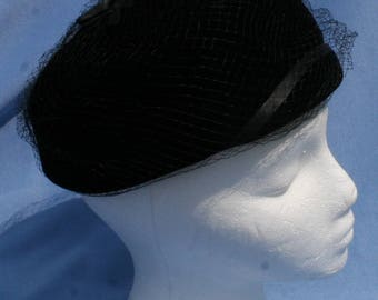 Vtg Womens Hat Black Velvet W/ Box Ribbon Net Whimsy 1950 display picture 1