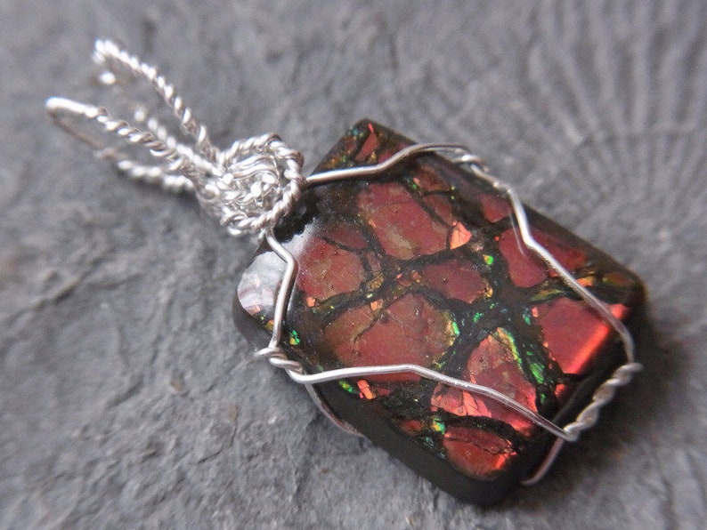 Ammolit Edelsteinanhänger rot grün selten einzigartig besonders schönes Geschenk Opal Bild 2
