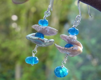Perlenohrringe - Apatit und Keshiperlen - Süßwasserperlen - Ohrhänger weiß blau silber - Einzigartiges