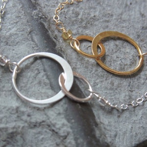 Halskette Infinity, Unendlichkeit, goldfill, kurze Kette, verbundene Ringe, Geschenke für Sie, Liebe