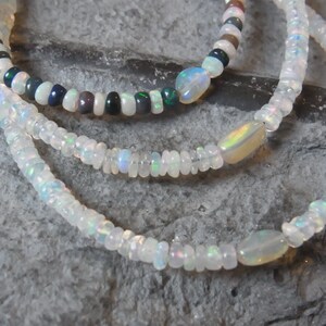 Peut inclure: Trois rangs de colliers de perles d'opale blanche avec des perles d'opale ovales plus grandes intercalées.