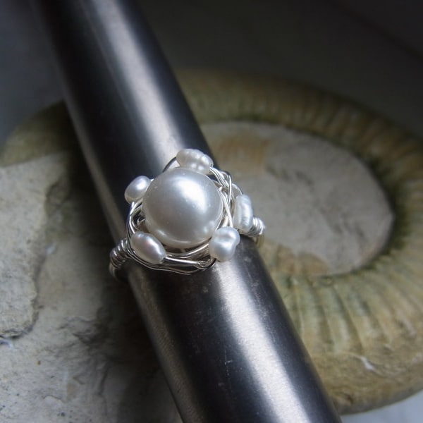 Perlenring Schneegestöber Silber 925 Muschelkernperle Süßwasserperlen wire wrapped Geschenke für Sie individueller Ring