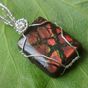 Ammolit Edelsteinanhänger rot grün selten einzigartig besonders schönes Geschenk Opal Bild 1