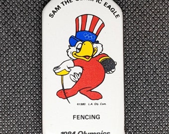 Juegos Olímpicos de Los Ángeles 1984 Sam The Eagle "Esgrima" Pin / Botón - NUEVO