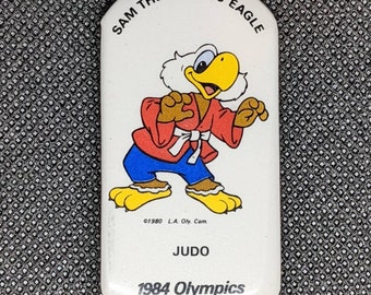 Juegos Olímpicos de Los Ángeles 1984 Sam The Eagle "Judo" Pin / Button - NUEVO