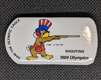 Juegos Olímpicos de Los Ángeles 1984 Sam The Eagle "Shooting" Pin/Button - NUEVO