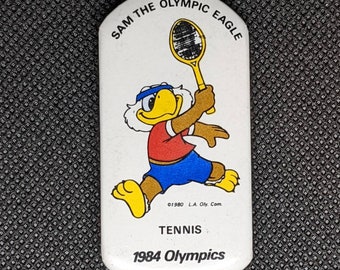 Juegos Olímpicos de Los Ángeles 1984 Sam The Eagle "Tennis" Pin/Button - NUEVO