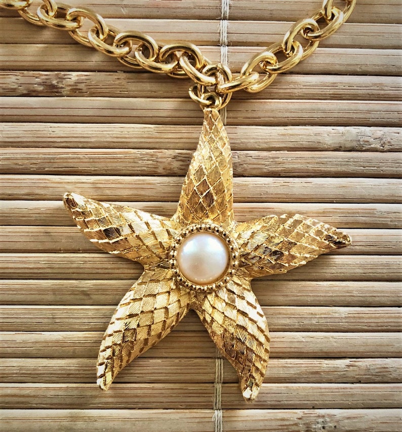 Womens Necklace. Avon Seashell/Starfish Necklace. image 9
