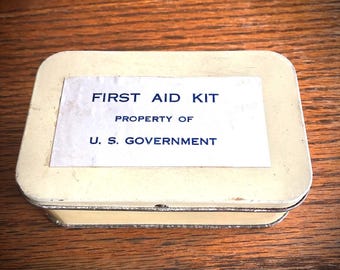 Kit di pronto soccorso militare statunitense della Prima e Seconda Guerra Mondiale - Scatola di latta grigia Halco di A.E. Halperin Boston.