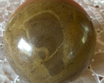 Bola de cuarzo macizo. Recuerdo vintage de Marbella.