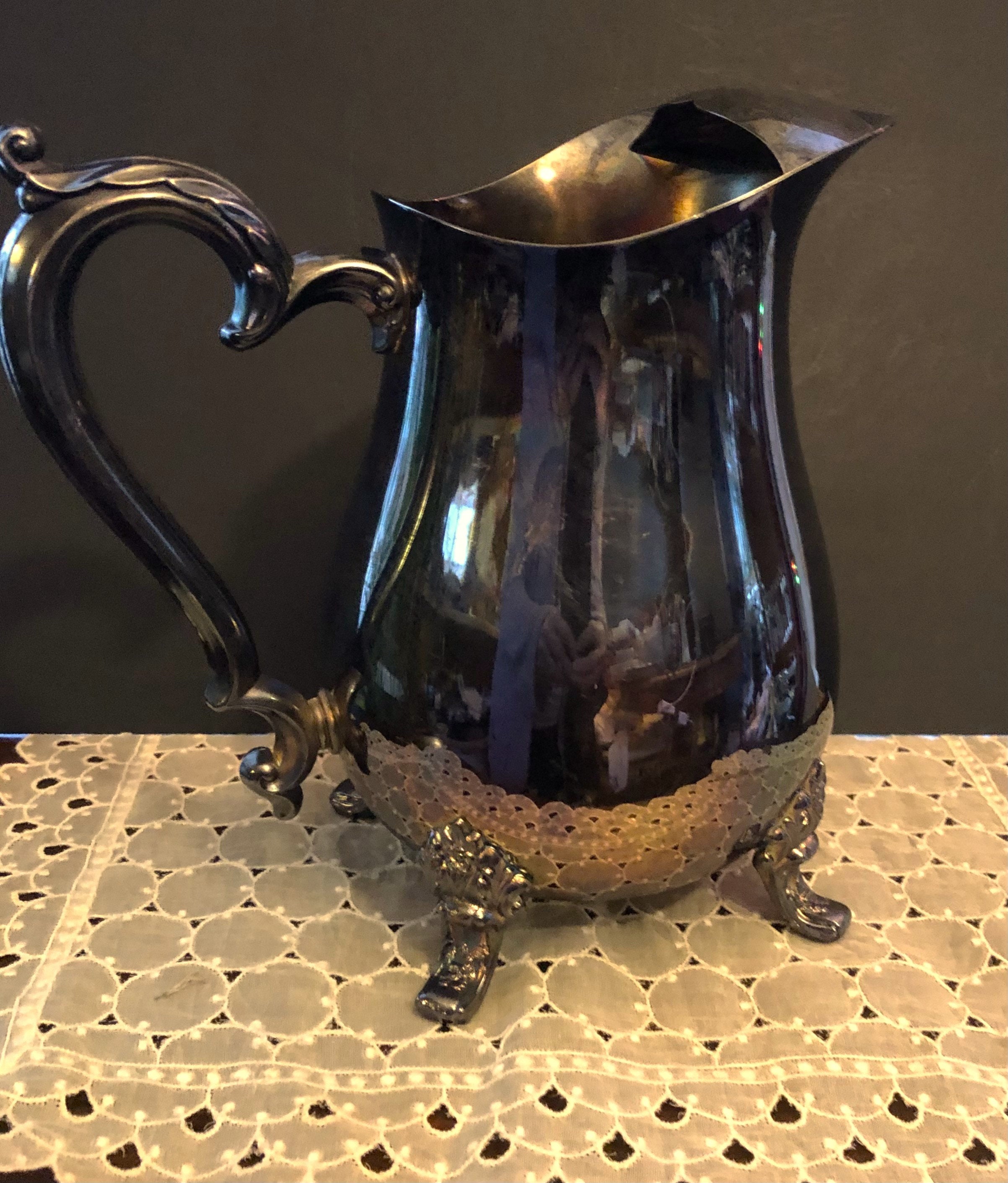 シルバーのピッチャー。氷の縁が付いたヴィンテージのシルバーメッキの