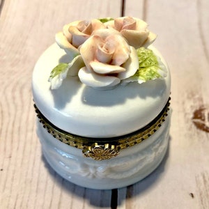 Trinket Box. Vintage 2&quot; Round Lidded Jewelry Box With Roses.