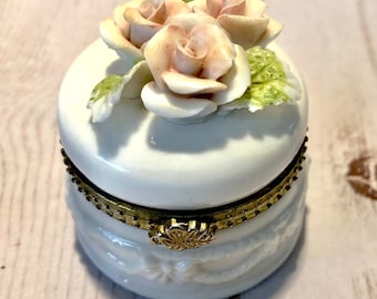Trinket Box. Vintage 2" Round Lidded Jewelry Box With Roses.
