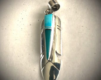 Colgante de pluma de plata vintage. Auténtica joyería navajo de plata esterlina con incrustaciones de turquesa.