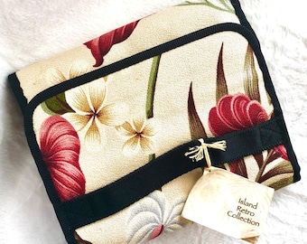 Borsa da viaggio pieghevole in tessuto di corteccia hawaiano. Organizer tropicale vintage di Courtney Cameryn con stampa Pua naturale.