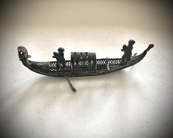 Góndola de plata. Góndola veneciana antigua de filigrana con dos figuras.