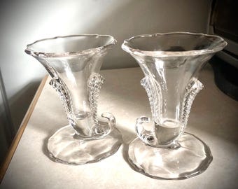 Candelabros. 2 - Portavelas de cristal con forma de cornucopia estilo vintage.