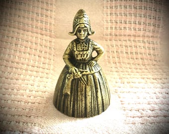 Campana de latón. Campana de sirvienta holandesa vintage de latón.