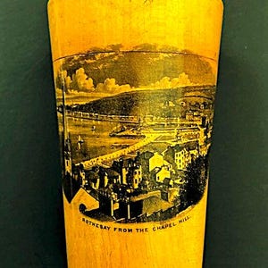 Antieke Mauchline Ware Toddy-bekerhouder en glazen.