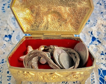 Trinket Box. Small Vintage Jewelry Box.