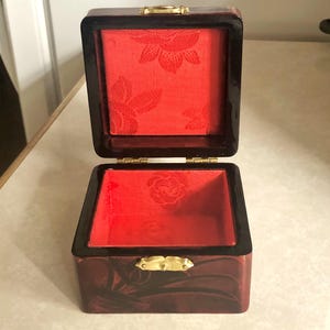 Chinese Jewelry Box. Vintage Red Lacquered trinket Box.