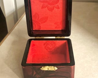 Chinesisches Schmuckkästchen. Vintage rot lackierte Schmuckbox.