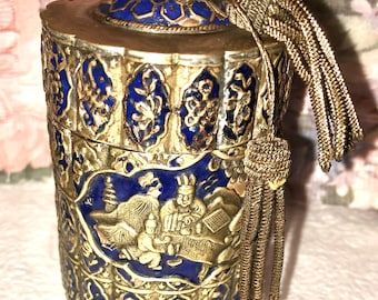 Portagioie. Scatola da tè cinese d'epoca in ottone smaltato con coperchio a punta.