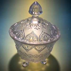 Candy Dish. Vintage Fenton Frosted Glass Covered Bowl.