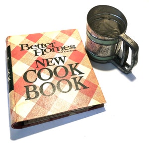 Flour Sifter. Vintage &#39;Junior&#39; Food Sifter.