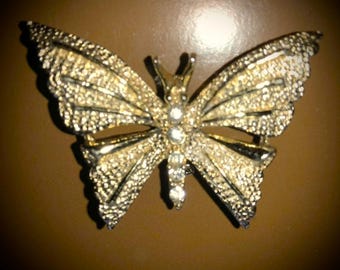 Spilla da donna. Spilla vintage a forma di farfalla color oro di Gerry's.