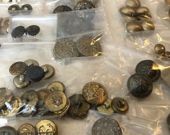 Kolekcja guzików. 360 złotych metalowych guzików.
