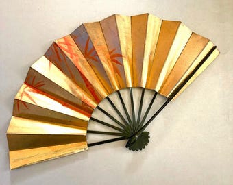 Abanico de mano antiguo. Abanico de baile japonés de recuerdo en negro, dorado y plateado.