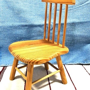 Vintage miniatyrstol i trä. 21,5 cm hög docka och nallebjörn med spindelrygg - Omärkt säljare, exempelstol i planksits.