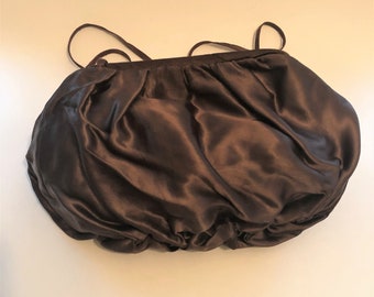 Bolso de hombro de satén marrón. Con cremallera reforzada.