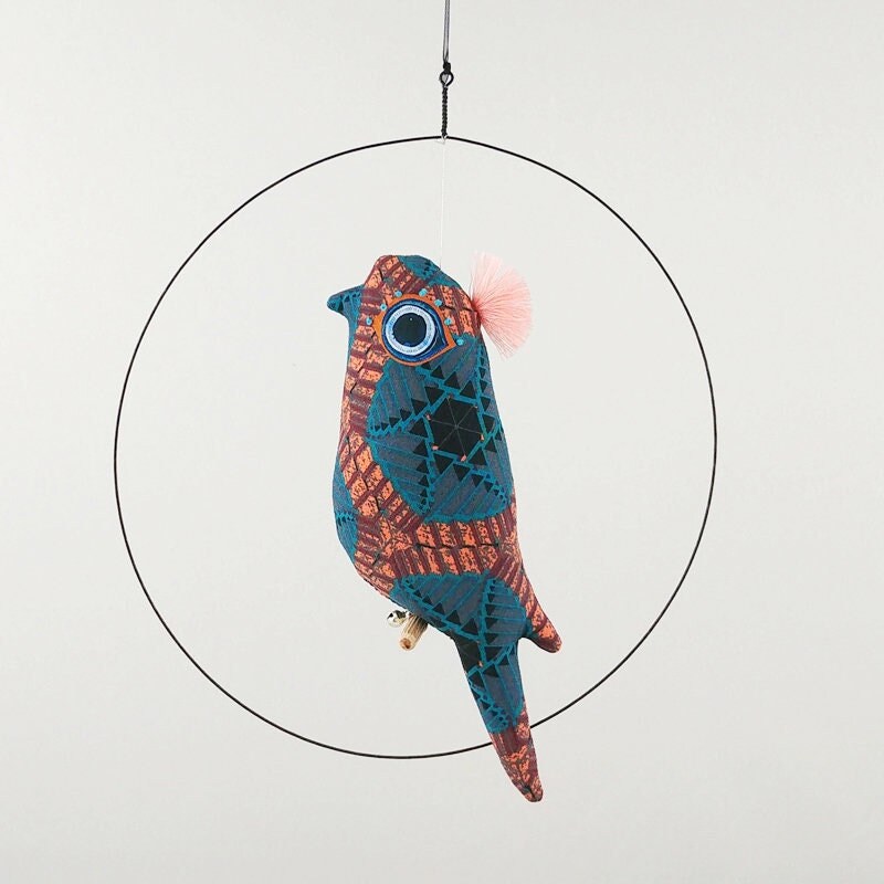 Suspension Oiseau Motifs Bleus-Gris et Roses - Oeil Orange Bleu Objet de Décoration