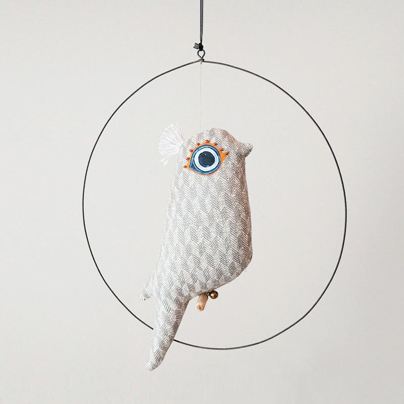 Suspension Oiseau Gris à Motifs - Oeil Orange et Bleu