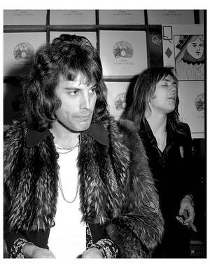 Photo Encadrée Freddie Mercury Queen #2 - Format 25,4 X 20,3 Cm - Passe-partout Noir, Autographe Imprimé