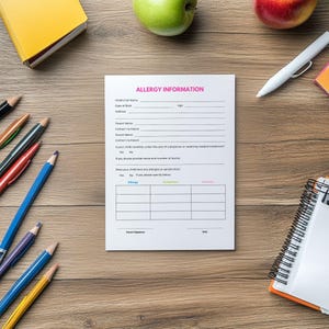 Puede incluir: Un formulario de información sobre alergias blanco con encabezados rosas y azules. El formulario incluye secciones para el nombre completo del niño, la fecha de nacimiento, la edad, la dirección, los nombres de los padres, los números de contacto y las alergias. El formulario también pregunta si el niño está actualmente bajo el cuidado de un médico o recibiendo tratamiento médico.