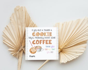 Op de afbeelding: Een witte kaart met kleurrijk confetti en de tekst "Als je een leraar een koekje geeft, wil hij waarschijnlijk ook koffie." Er is een cartoonkoekje en een kopje koffie met hartjes. De tekst "Bedankt voor alles wat je doet!" staat onder de cartoonafbeeldingen. De kaart heeft de tekst "Van:" onderaan.