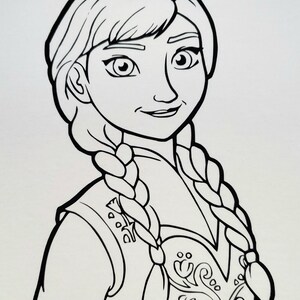 Op de afbeelding: Een zwart-witte lijntekening van een cartoonfiguur met lang gevlochten haar, dat een jurk met een bloemenpatroon draagt.