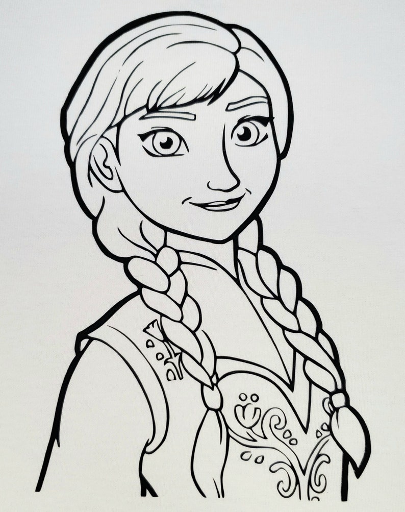 Op de afbeelding: Een zwart-witte lijntekening van een cartoonfiguur met lang gevlochten haar, dat een jurk met een bloemenpatroon draagt.