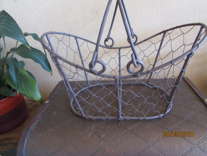 rustic chicken wire flower girl basket can add ribbon
