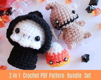 Könnte beinhalten: Ein Set mit drei Häkel-Amigurumi-Anleitungen, die ein schwarz-weißes Skelett, einen braun-weißen Geist und einen gelben, orangefarbenen und weißen Mais darstellen. Die Anleitungen sind als PDF-Download erhältlich und tragen den Titel "3 in 1 Crochet PDF Pattern Bundle Set".